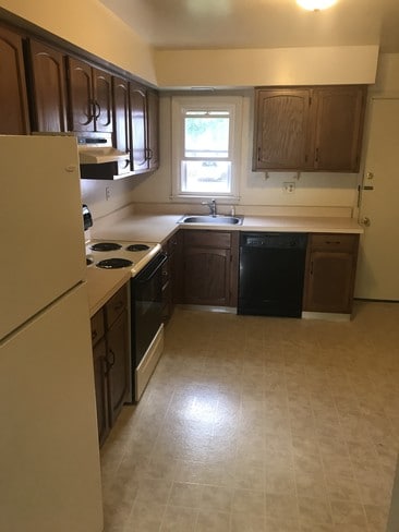 Building Photo - 647 Providence St Rental