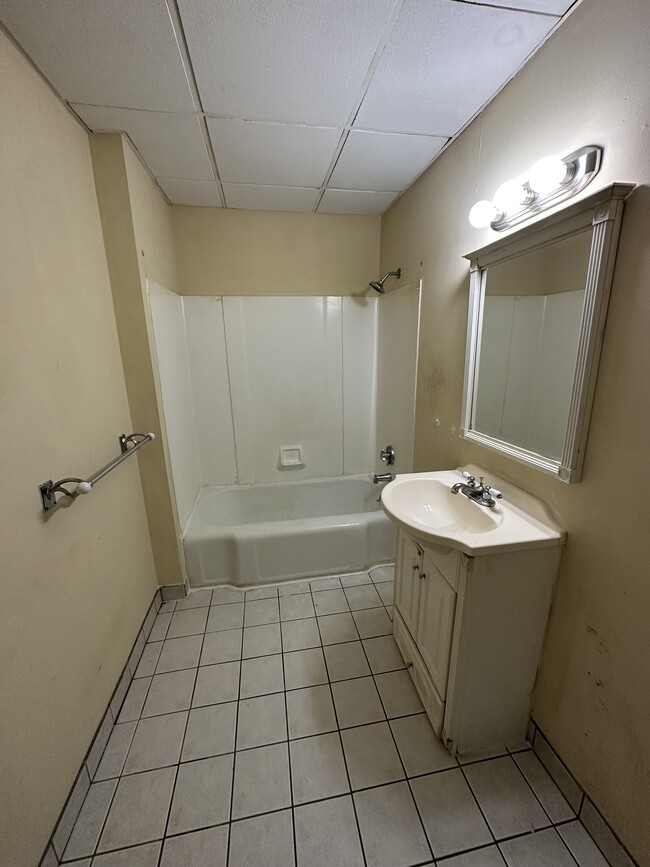 Building Photo - 10 Thompson Ct Unit 3