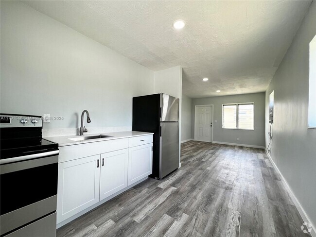 Building Photo - 529 NW 5th St Unit 7 Rental