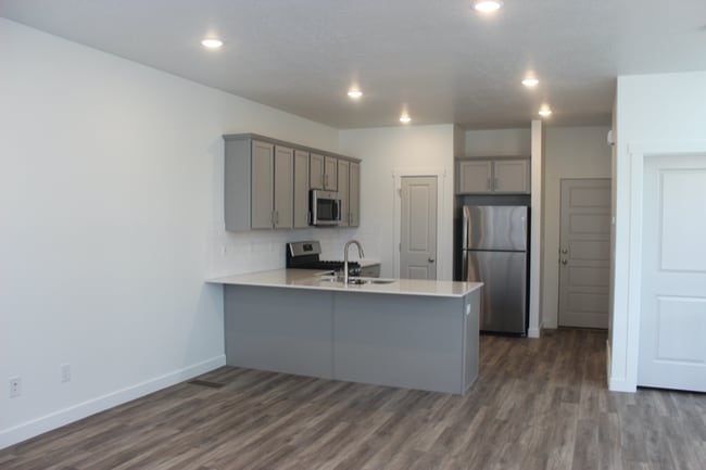 Photo - 172 E 1760 N