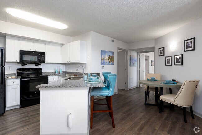 2BR, 2BA - 935SF