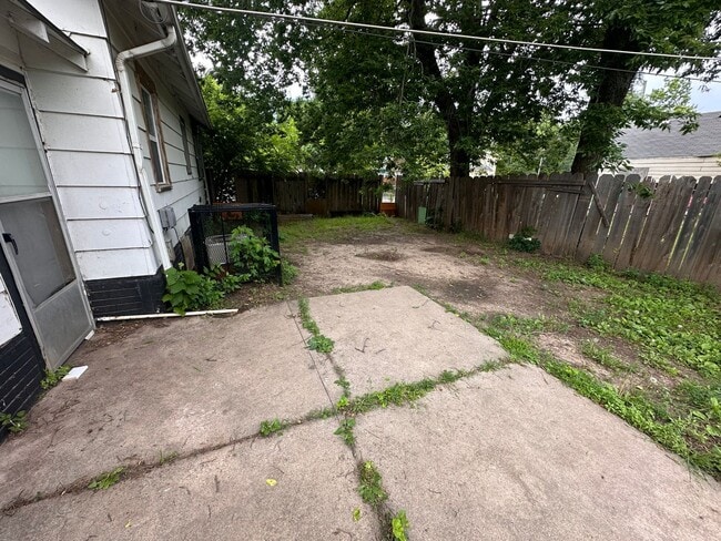 Building Photo - $825 - 2 bedroom/ 1 bathroom - Single Fami... Rental