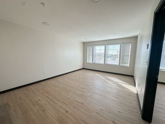 Photo - New! Beautiful 1 Bed, 1 Bath Apartment in ... Unit 2010-205
