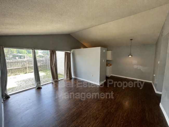 Photo - 405 Fox Run Ave