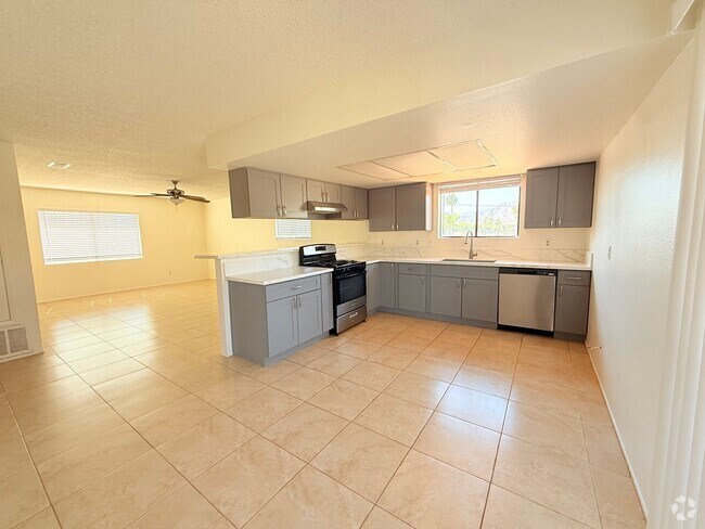 Building Photo - AVAILABLE NOW!!! 2 Bed 2 Bath Upstairs Apa... Unit 05 Rental
