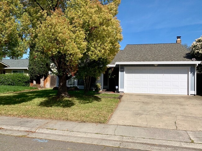 Building Photo - Beautiful 3 Bedroom 2 Bath Home~ Adorable!