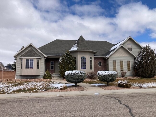 Building Photo - Charming Home