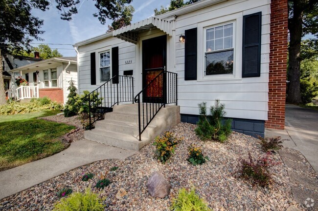 Building Photo - Beautifully Remodeled 2 Bedroom Home