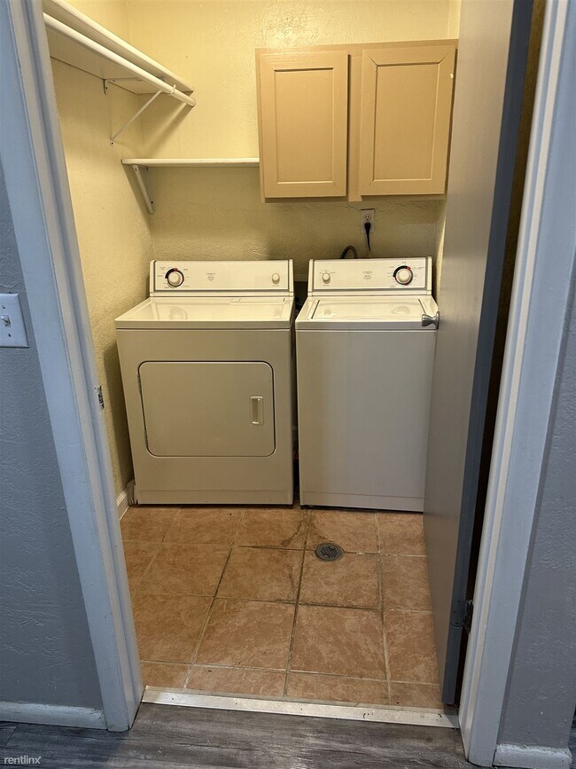 Photo - 2 br, 1 bath 4plex - 5033 Hawthorne Road 4