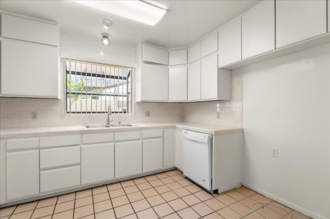 Photo - Charming Alhambra Traditional with Bonus R...