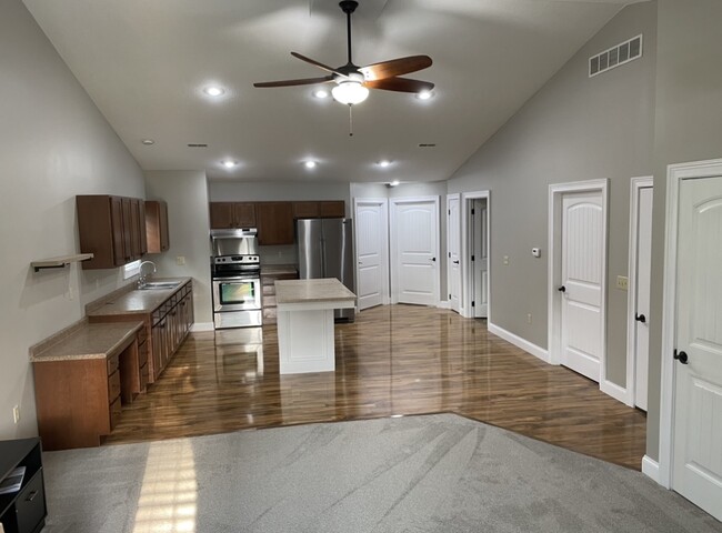 Kitchen with vaulted ceiling & island - 107 Washington St House Unit 107