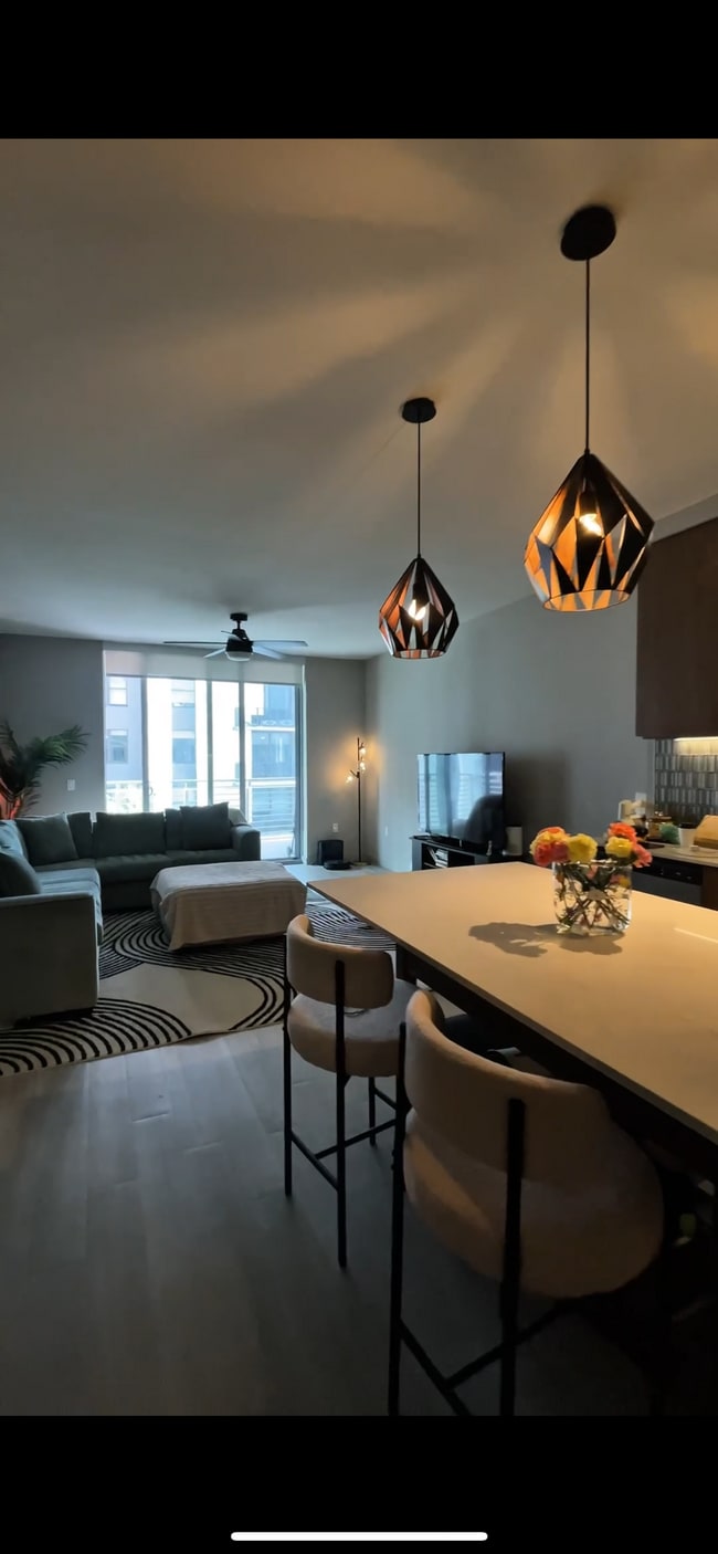 Building Photo - 526 NE 8th St Unit Luxurious Condo