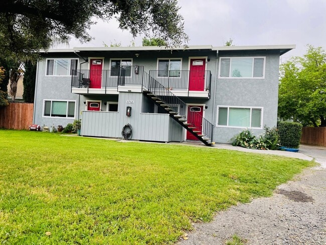 Building Photo - 5712 Kenneth Ave Unit 5712 Kenneth Ave #D