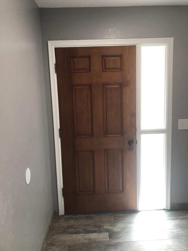 Building Photo - 2601 W Broadway Blvd