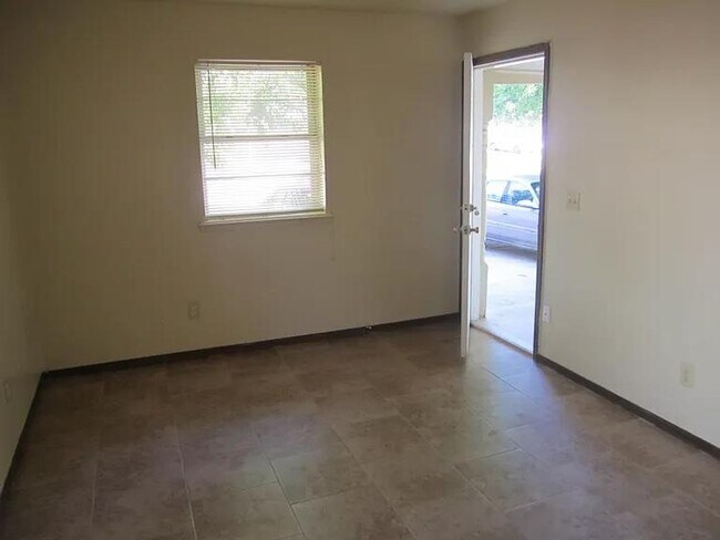 Photo - 820 Russell Cir