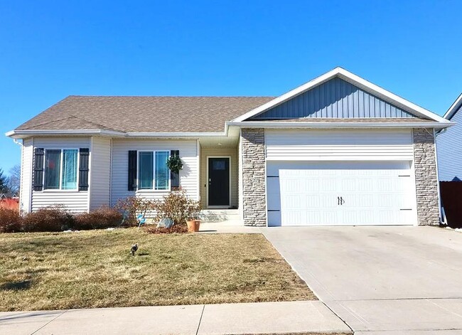 Building Photo - 527 Bellflower Dr