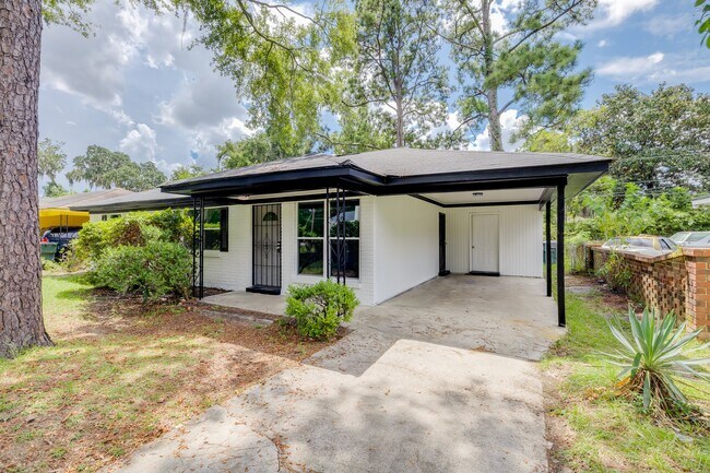 Photo - 925 Staley Ave