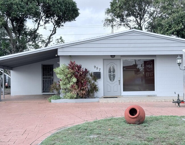 Building Photo - 957 W 67th St