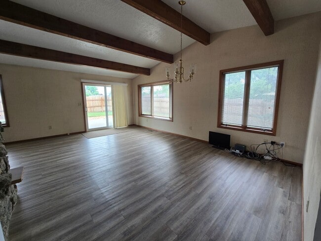 Photo - Large 5 Bed, 3 Bath House