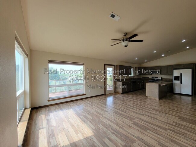 Photo - 689 Tanglewood Dr