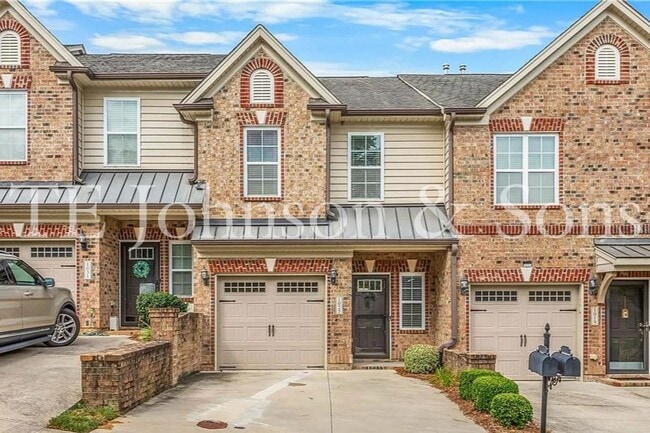 Building Photo - Beautiful 2 Bedroom Townhome with Bonus Room, Garage, and High End Finishes