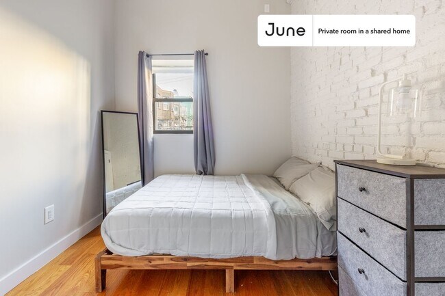 Room in Shared 4 bed/2 bath home in Ridgewood