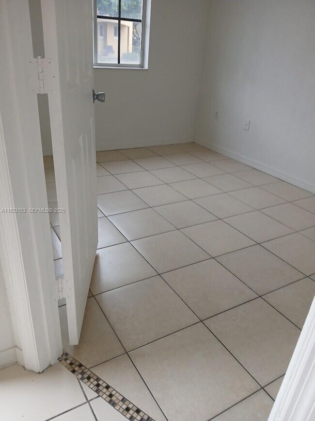 Building Photo - 1909 SW 60th Ave