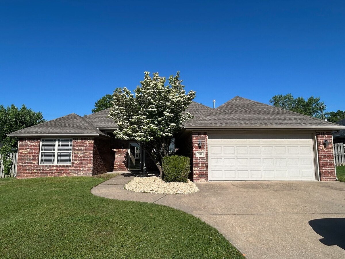 Spacious 4-Bedroom Home in Prime Centerton... - Spacious 4-Bedroom Home in Prime Centerton...