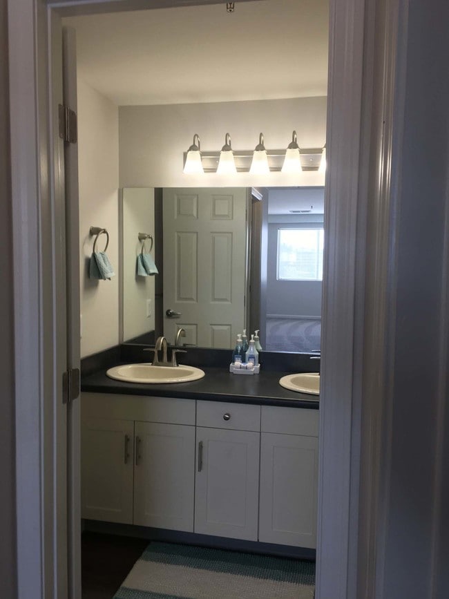 Carisbrooke at Manchester Apartments Manchester, NH