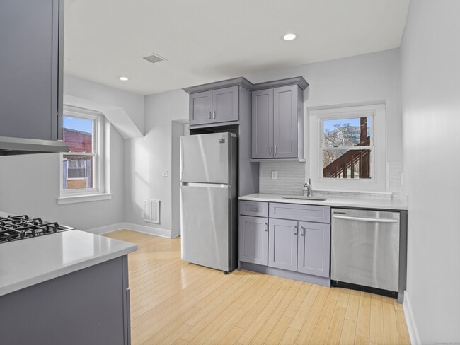 Building Photo - 775 Atlantic St Unit 2R Rental