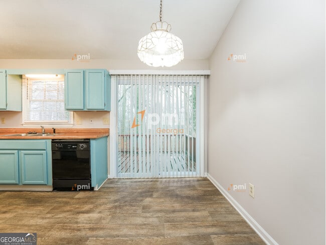 Photo - 667 Rae Dr SW