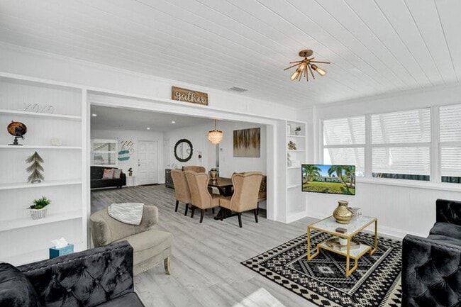 Photo - 14 S Swinton Cir