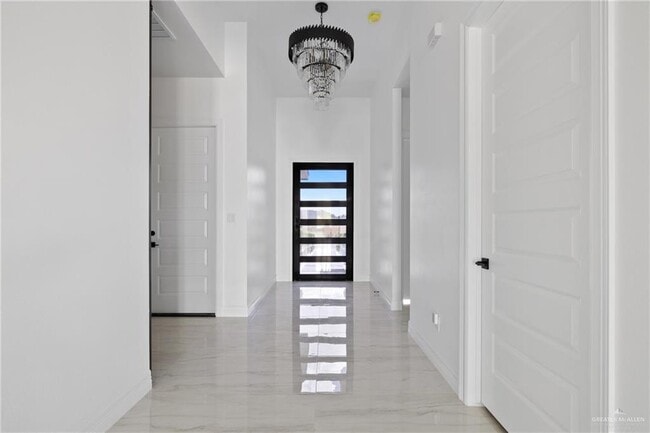 Photo - 32 Zimmerius Ave