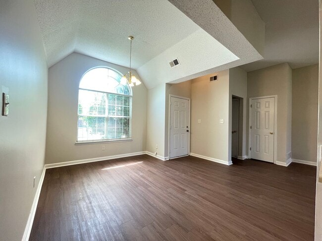 1344 Custer Dr E