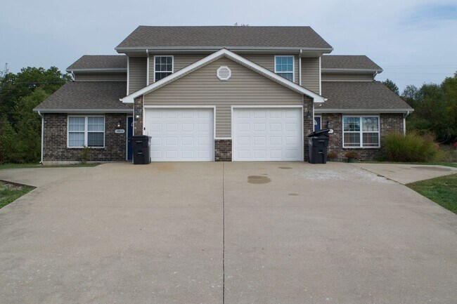 Building Photo - Nice 4 Bed 3 Bath Duplex!