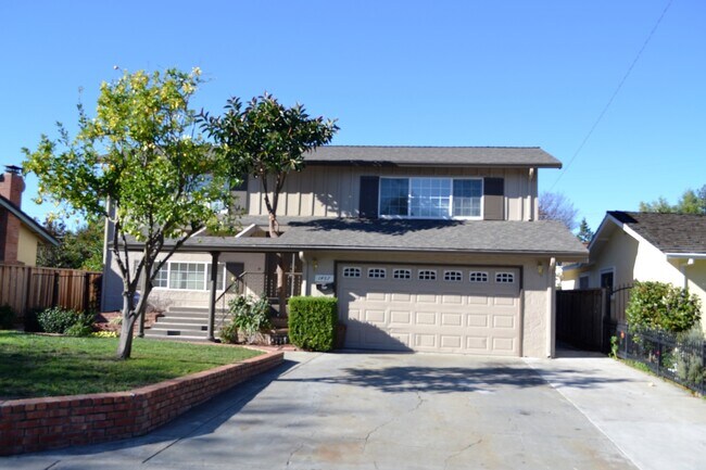 5 bed 3 bath home with pool, available now - 5 bed 3 bath home with pool, available now