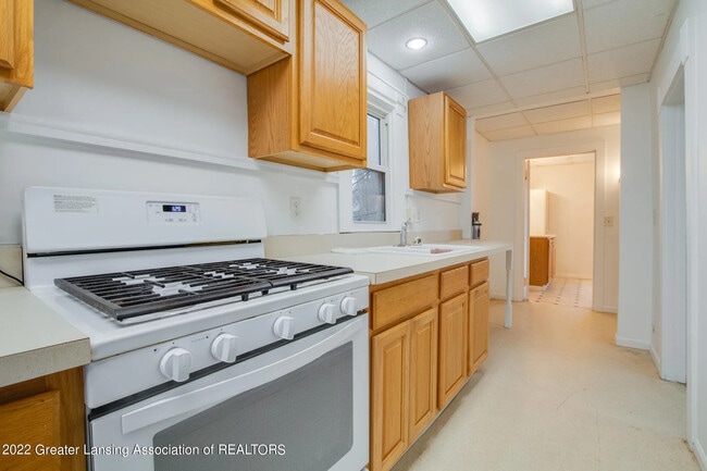 Upper - Kitchen - 132 S Main St Unidad Upper