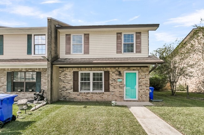 Building Photo - 3 Bedroom 1.5 Bath Town Home in North Char...
