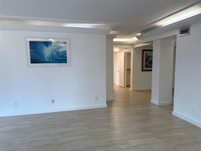 Photo - 19707 Turnberry Way Unit 8D