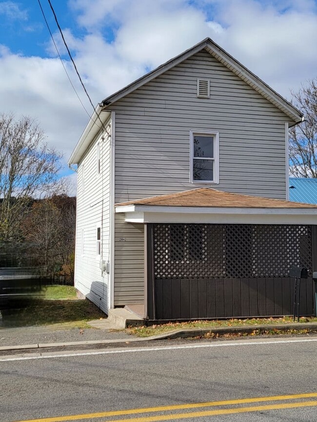 Building Photo - 2-3 bedroom home! Only $825.00 plus utili...