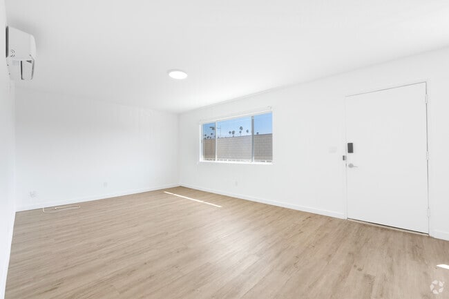 1BR, 1BA - 905SF - Living Room - 1313 Huntington Dr