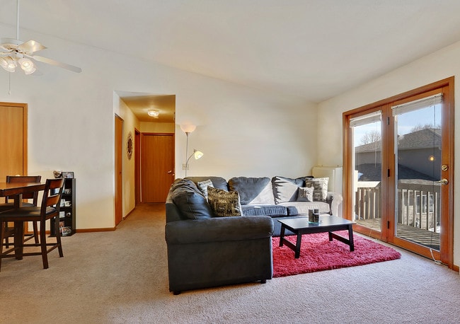 Amplias salas de estar - Yorkshire Lane Apartments in Manitowoc, WI