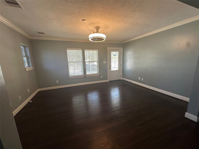 Photo - 4924 Polk St