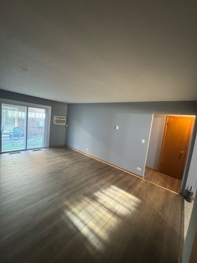 Building Photo - 1671 Maple Ln Unit 3