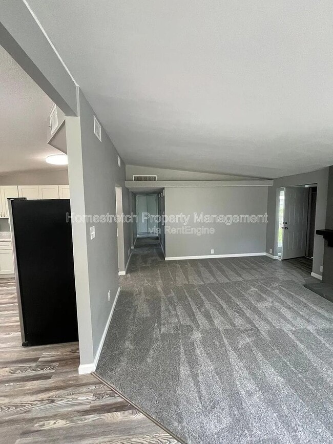 Photo - 430 Holiday Hl