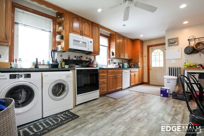 Building Photo - 17 Falkland St Rental