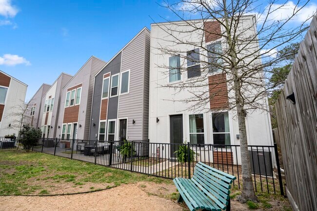 Photo - 594 Janisch Rd