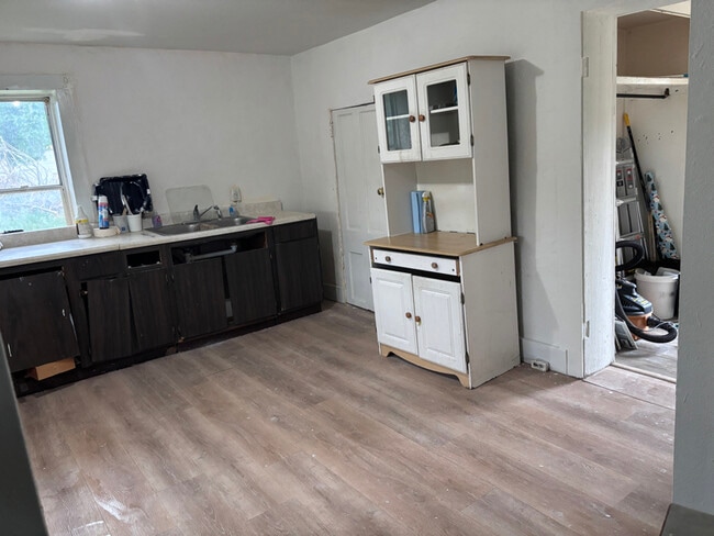 Photo - 205 N Hendren Ave