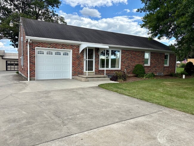 Building Photo - 3 Bedroom 2 Bathroom in Annville w/Huge Ga... Rental