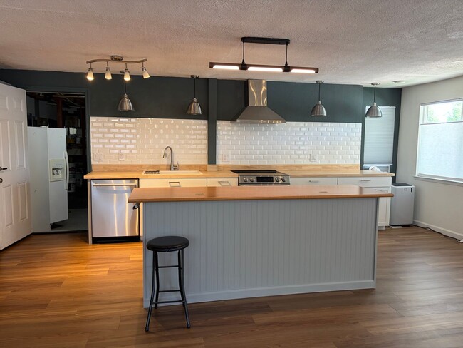 Photo - 210 Rawhide Way